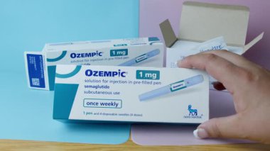 Qawra, Malta, 26.10.2024 - Ozempic paket ve kalem diyabet ve kilo kaybı ilaçları. - Evet. Yüksek kalite 4k görüntü