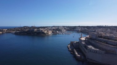Gardjola bahçelerinin havadan görünüşü - güvenli cennet bahçeleri, Senglea Point, soldaki St. Angelo Kalesi ve Malta Denizcilik Müzesi ile Birgu rıhtımı. - Evet. Yüksek kalite fotoğraf