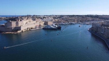 Gardjola bahçelerinin havadan görünüşü - güvenli cennet bahçeleri, Senglea Point, soldaki St. Angelo Kalesi ve Malta Denizcilik Müzesi ile Birgu rıhtımı. - Evet. Yüksek kalite fotoğraf