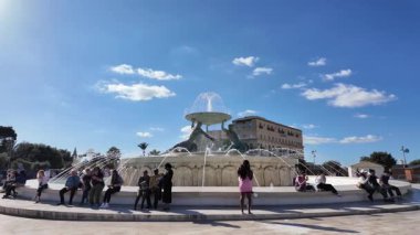 Valletta, Malta 25.11.2024 - Tritons Çeşmesi Valletta Şehir Kapısı dışında. Yüksek kalite 4k görüntü
