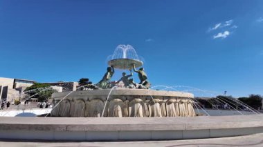 Valletta, Malta 25.11.2024 - Tritons Çeşmesi Valletta Şehir Kapısı dışında. Yüksek kalite 4k görüntü
