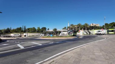 Valletta, Malta 25.11.2024 - Ulaşım Otobüsü güneşli bir günde Valletta merkez otobüs durağının yanındaki terminale park etti. Yüksek kalite 4k görüntü