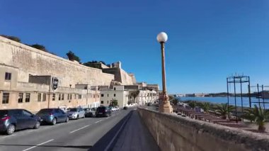 Valletta, Malta 25.11.2024 Valletta limanı, kışın sakin bir cadde. Yüksek kalite 4k görüntü