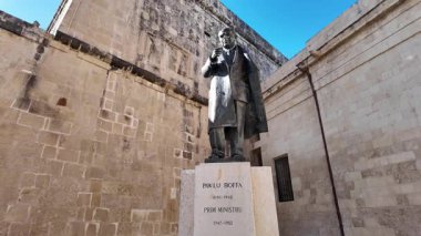 Valletta, Malta 25.11.2024 - Paul Boffa Anıtı, özyönetim sonrasında başbakan olarak görev yapan Maltalı siyasetçi ve tıp doktoru, 2. Dünya Savaşı 'ndan sonra İngiliz sömürge otoritesi tarafından geri getirildi.