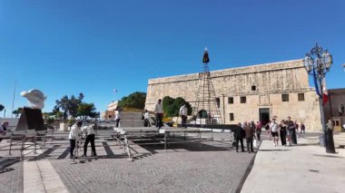 Valletta, Malta 25.11.2024 - Auberge de Castille Valletta Malta Kasım 2024 'ün önüne Noel ağacı kurmak. Yüksek kalite 4k görüntü