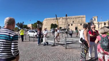 Valletta, Malta 25.11.2024 - Auberge de Castille Valletta Malta Kasım 2024 'ün önüne Noel ağacı kurmak. Yüksek kalite 4k görüntü