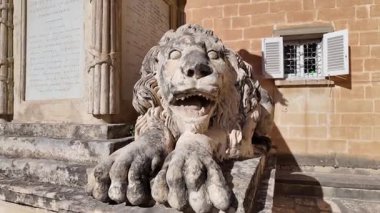 Valletta, Malta 25.2024 - Joseph Nicholas Zammit, Maltalı doktor ve filozof, aslanlı anıt, Yukarı Barracca Bahçesi, Valletta, Malta. Yüksek kalite 4k görüntü