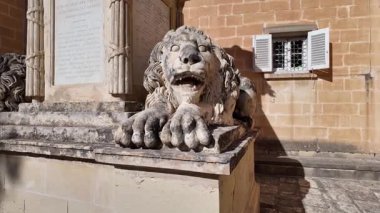Valletta, Malta 25.2024 - Joseph Nicholas Zammit, Maltalı doktor ve filozof, aslanlı anıt, Yukarı Barracca Bahçesi, Valletta, Malta. Yüksek kalite 4k görüntü