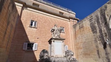 Valletta, Malta 25.2024 - Joseph Nicholas Zammit, Maltalı doktor ve filozof, aslanlı anıt, Yukarı Barracca Bahçesi, Valletta, Malta. Yüksek kalite 4k görüntü