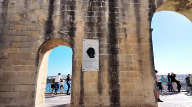 Valletta, Malta 25.11.2024 Albert Einstein Anıtı, Yukarı Barrakka Bahçeleri, Valletta, Malta 'nın duvarında. Yüksek kalite 4k görüntü