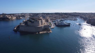 Gardjola bahçelerinin havadan görünüşü - güvenli cennet bahçeleri, Senglea Point, soldaki St. Angelo Kalesi ve Malta Denizcilik Müzesi ile Birgu rıhtımı. - Evet. Yüksek kalite fotoğraf