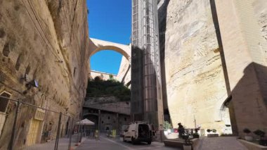 Valletta, Malta 25.11.2024 - Valletta, Malta 'daki Barrakka asansörü. Yüksek kalite 4k görüntü