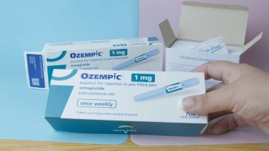 Qawra, Malta - 01.2024 Renkli Arkaplan Görünümü Ozempic 'teki El İdaresi İlaç Kutusu. Yüksek kalite fotoğraf