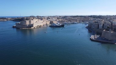 Gardjola bahçelerinin havadan görünüşü - güvenli cennet bahçeleri, Senglea Point, soldaki St. Angelo Kalesi ve Malta Denizcilik Müzesi ile Birgu rıhtımı. - Evet. Yüksek kalite fotoğraf