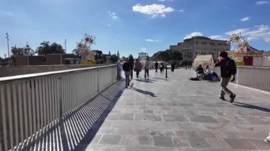 Valletta, Malta - 25.11.2024 - Malta Valletta, Malta 'da Heykeltıraş Vincent Apap tarafından Tritons Fountain' a doğru Hiperlapse. Muhabbet eden insanlar. Yüksek kalite 4k görüntü