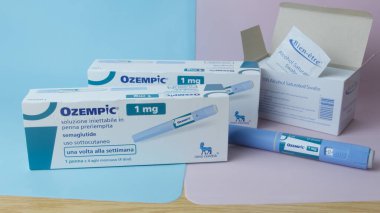Qawra, Malta - Perakende paketlemede 01.11.2024 Ozempic diyabet ilacı, enjektör kalem ve ilgili reçeteli bilgilendirme rehberleriyle sergilenmekte, modern tedavi seçeneklerini vurgulamaktadır