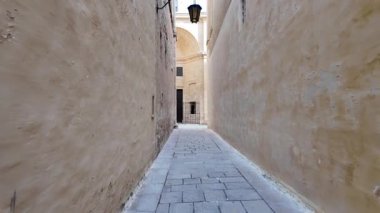 Mdina, Malta 23.11.2024 - Mdina 'da dar sokaklar ve duvarlar. Yüksek kalite 4k görüntü
