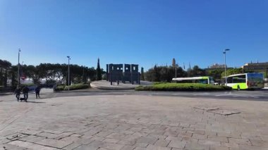 Valletta, Malta - 25.11.2024 Vjal Nelson Valletta Malta, Hyperlapse 'deki ana otobüs terminali yakınında. Yüksek kalite 4k görüntü