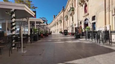 Valletta, Malta - 25.11.2024 - Güneşli bir kış günü Valletta, Malta 'da süslenmiş Noel ağacı. Hiperlapse. Yüksek kalite 4k görüntü