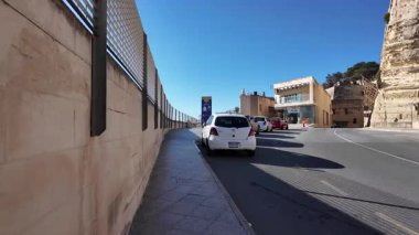 Valletta, Malta - 25.11.2024 hiper hız, Valletta limanı. Varış binasına yaklaşıyoruz. Yüksek kalite 4k görüntü