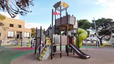 Mdina, Malta 23.11.2024 - Çocuklar Mdina Kapısı 'nın önüne park eder. Yüksek kalite 4k görüntü