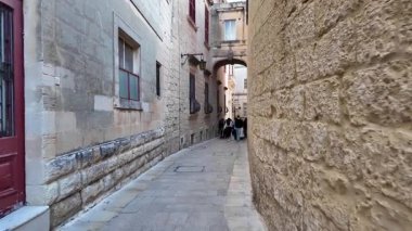 Mdina, Malta 23.11.2024 - Mdina 'nın dar sokakları, sessizlik, Malta. Yüksek kalite 4k görüntü
