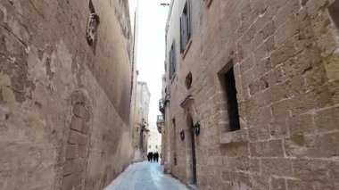 Mdina, Malta 23.11.2024 - Mdina 'nın Dar Caddesi, kireçtaşından eski evleri olan sessiz şehir. Yüksek kalite 4k görüntü