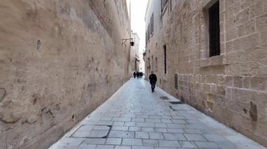 Mdina, Malta 23.11.2024 - Mdina 'nın Dar Caddesi, kireçtaşından eski evleri olan sessiz şehir. Yüksek kalite 4k görüntü