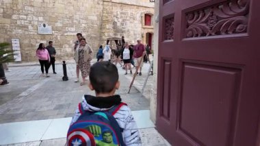 Mdina, Malta 23.11.2024 - Mdina dar sokakları, sessiz şehir, Malta eski başkenti. Yüksek kalite 4k görüntü