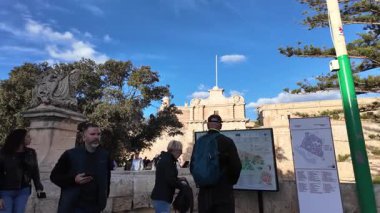 Mdina, Malta 23.11.2024 - Mdina Kapısı 'nı ziyaret eden turistler, malta. Yüksek kalite 4k görüntü