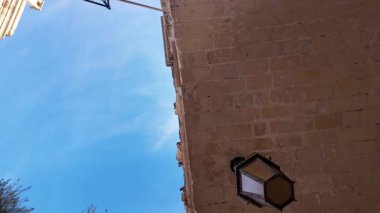 Mdina, Malta 23.11.2024 - Mdina kapısında yaşlı Light. Yüksek kalite 4k görüntü