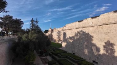 Mdina, Malta 23.11.2024 - Mdina sessiz şehrindeki çalılar gibi labirent. Yüksek kalite 4k görüntü