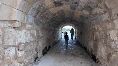 Mdina, Malta 23.11.2024 - Mdina sessiz şehir tünelleri. Yüksek kalite 4k görüntü