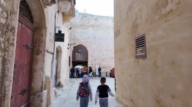 Mdina, Malta 23.11.2024 - Mdina Sessiz Şehir 'in Yunan Kapısı. Yüksek kalite 4k görüntü