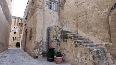 Mdina, Malta 23.11.2024 - Mdina 'nın dar sokakları, eski Malta' nın başkenti, sessiz şehir. Yüksek kalite 4k görüntü