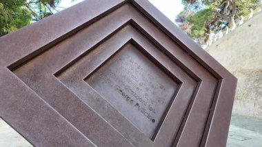 Mdina, Malta 23.11.2024 - Mdina Malta 'da demir küp heykel. Yüksek kalite 4k görüntü