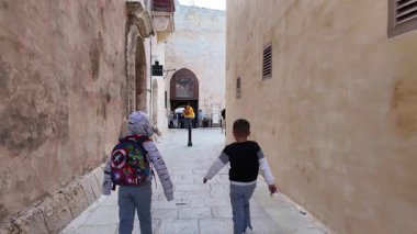 Mdina, Malta 23.11.2024 - Mdina 'nın dar sokakları, eski Malta' nın başkenti, sessiz şehir. Yüksek kalite 4k görüntü