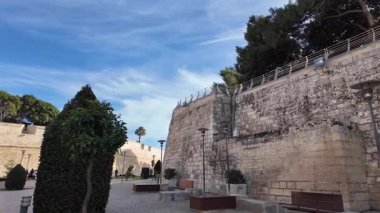 Güneşli bir günde Mdina Kalesi yakınlarındaki güzel bir park. Yüksek kalite 4k görüntü
