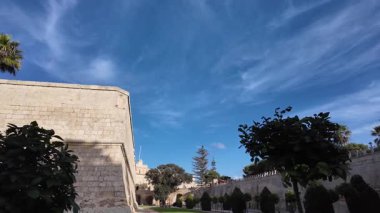 Güneşli bir günde Mdina Kalesi yakınlarındaki güzel bir park. Yüksek kalite 4k görüntü