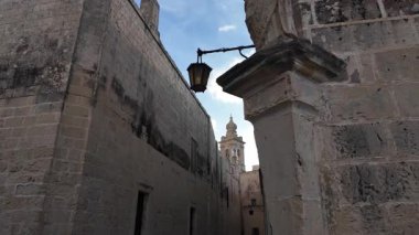 St. Pauls Katedrali, Mdina, Malta çan kulesi ve dar sokaklar. Yüksek kalite 4k görüntü