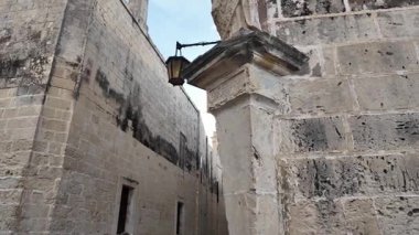 St. Pauls Katedrali, Mdina, Malta çan kulesi ve dar sokaklar. Yüksek kalite 4k görüntü