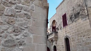 St. Pauls Katedrali, Mdina, Malta çan kulesi ve dar sokaklar. Yüksek kalite 4k görüntü