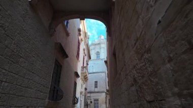 St. Pauls Katedrali, Mdina, Malta çan kulesi ve dar sokaklar. Yüksek kalite 4k görüntü