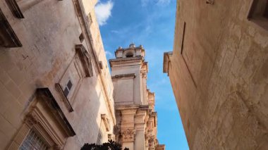 St. Pauls Katedrali, Mdina, Malta çan kulesi ve dar sokaklar. Yüksek kalite 4k görüntü