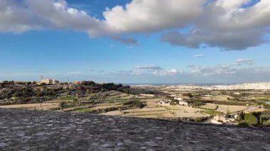Mdina tahkimat duvarlarından, malta tarlalarından hayret verici manzaralar. Yüksek kalite 4k görüntü