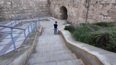 Çocuklar Mdina Malta 'nın tünellerini keşfediyorlar. Yüksek kalite 4k görüntü