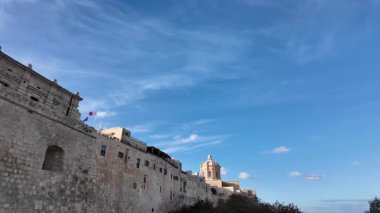 Aziz Paul Katedrali manzaralı güçlendirilmiş Mdina duvarları. Yüksek kalite 4k görüntü
