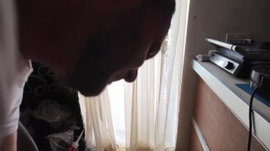 Sakallı marangoz yeni mutfağında tahta kesmek için elektrikli yapboz kullanıyor. Yüksek kalite 4k görüntü