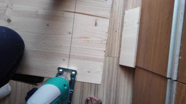 Marangoz tahta kesmek için elektrikli yapboz kullanıyor. Ağır çekimde yukarıdan çek. Yüksek kalite 4k görüntü