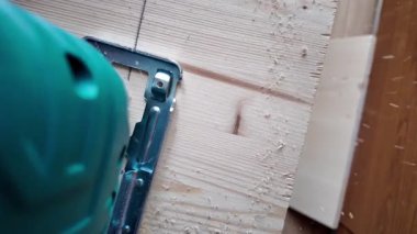 Marangoz tahta kesmek için elektrikli yapboz kullanıyor. Ağır çekimde yukarıdan çek. Yüksek kalite 4k görüntü